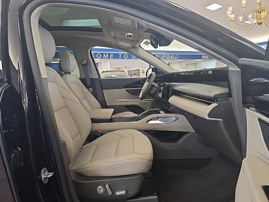 Used 2025 Lincoln Nautilus Reserve image 39