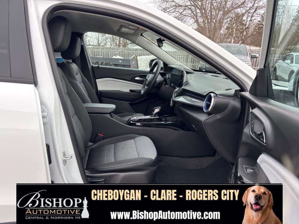 Used 2025 Chevrolet Trax LT w/ LT Convenience Package FWD image 37