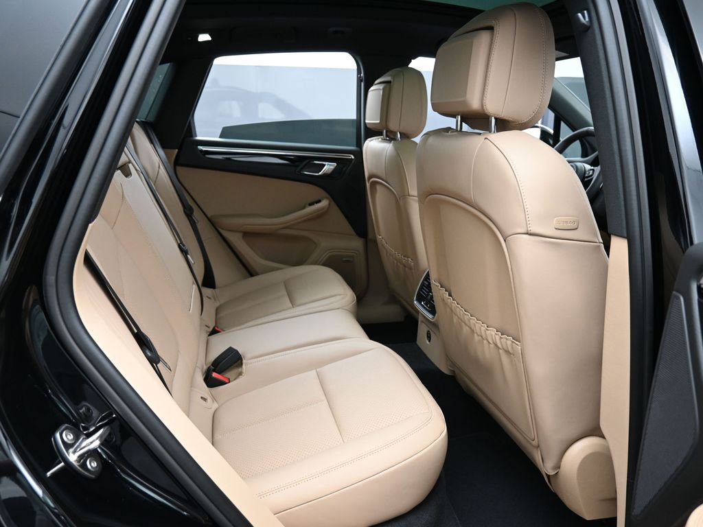 Used 2025 Porsche Macan AWD/4WD image 28