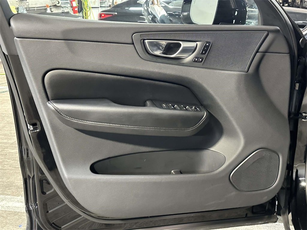 Used 2025 Volvo XC60 B5 Plus image 11