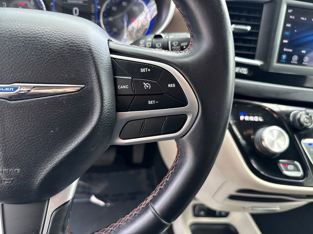 Used 2018 Chrysler Pacifica Touring-L image 15