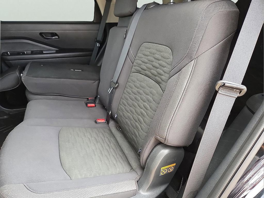 Used 2025 Nissan Pathfinder S image 12