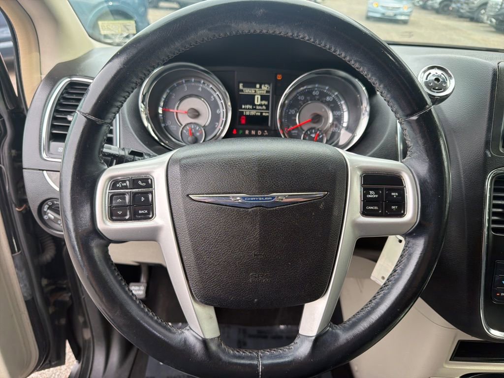 Used 2014 Chrysler Town & Country Touring image 15