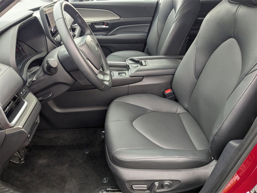 Used 2025 Toyota Grand Highlander AWD image 18