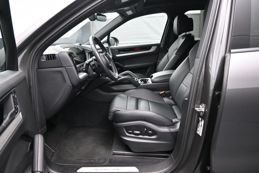 Certified 2025 Porsche Cayenne AWD/4WD image 6