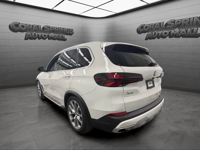 Used 2025 BMW X5 xDrive50e AWD/4WD image 3