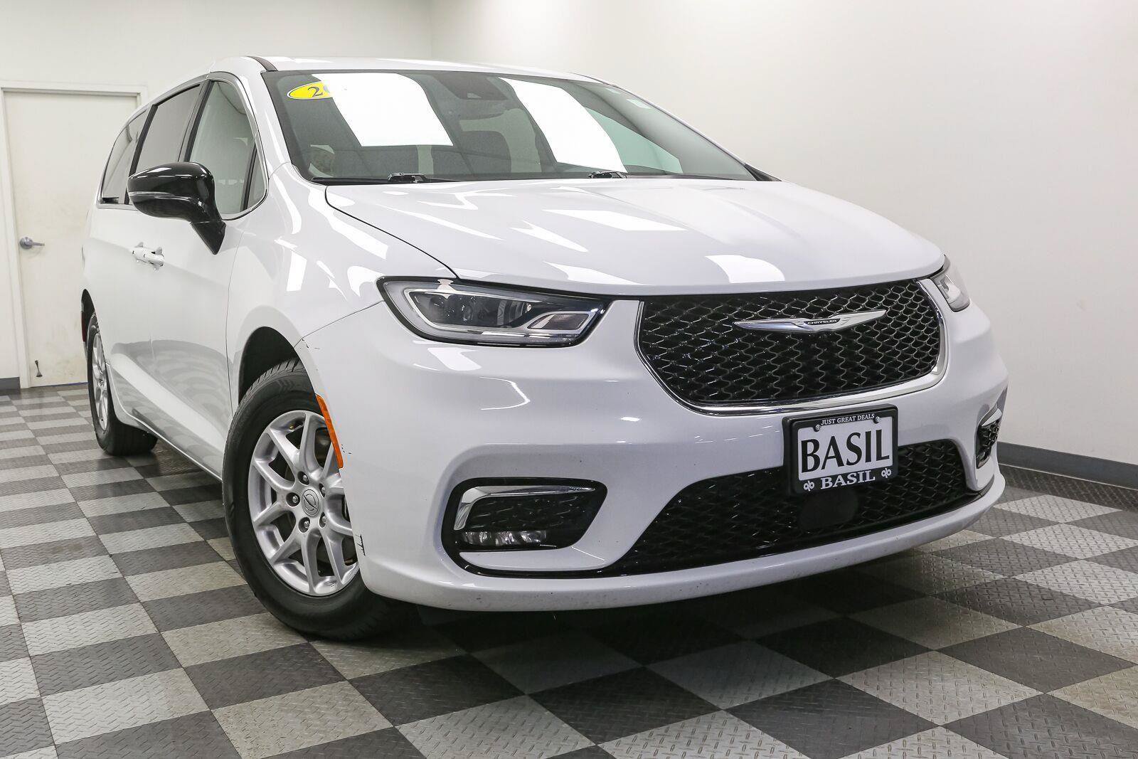 Used 2025 Chrysler Pacifica Select FWD image 2