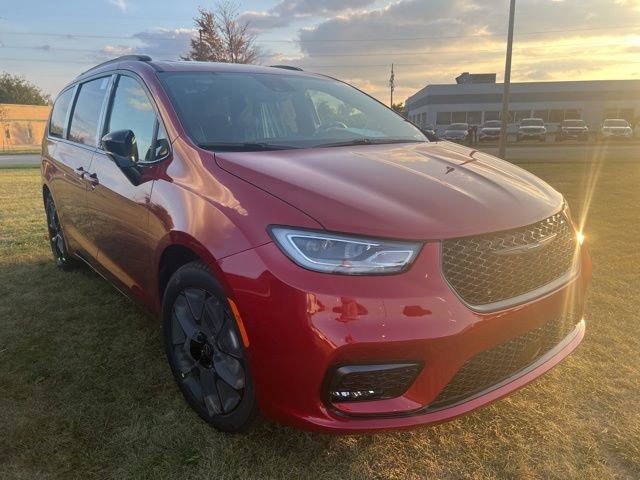 New 2026 Chrysler Pacifica Limited w/ Uconnect Theater Family Group image 1