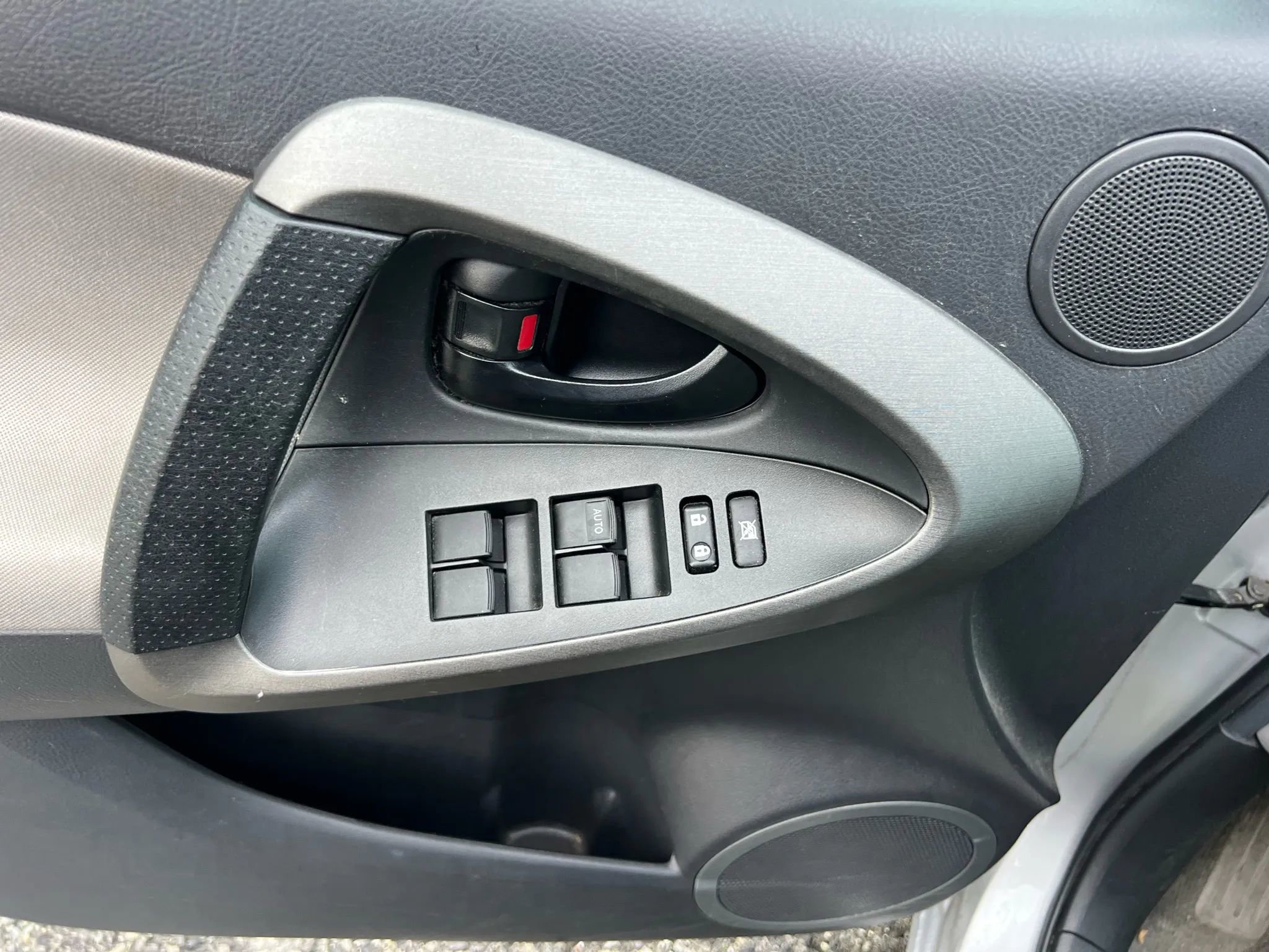 Used 2011 Toyota RAV4 4WD image 19