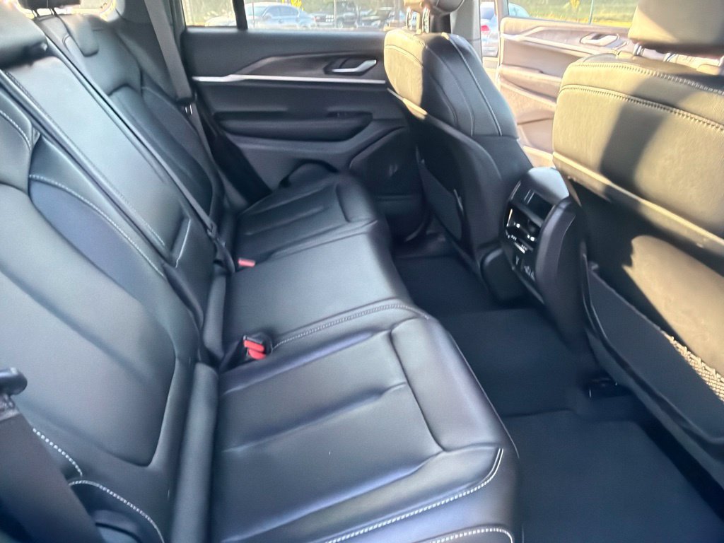 Used 2025 Jeep Grand Cherokee Limited AWD/4WD image 29