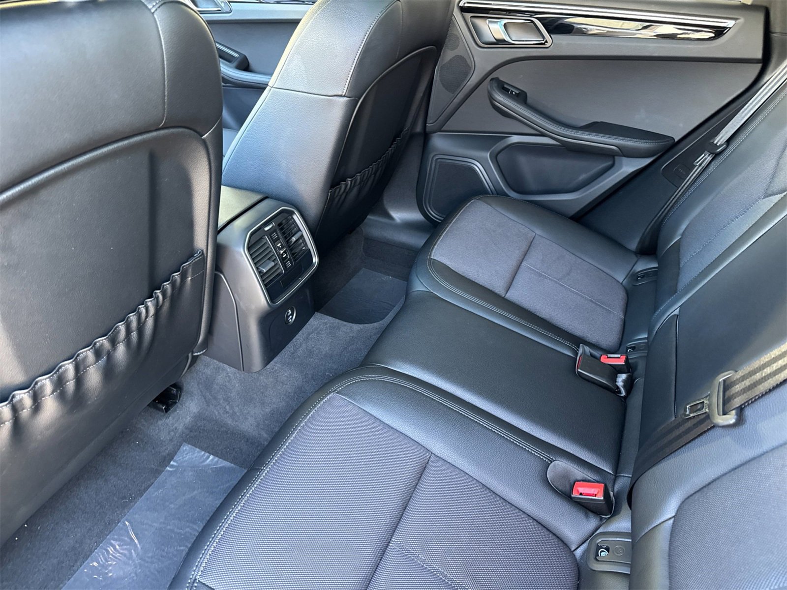 Used 2025 Porsche Macan image 14