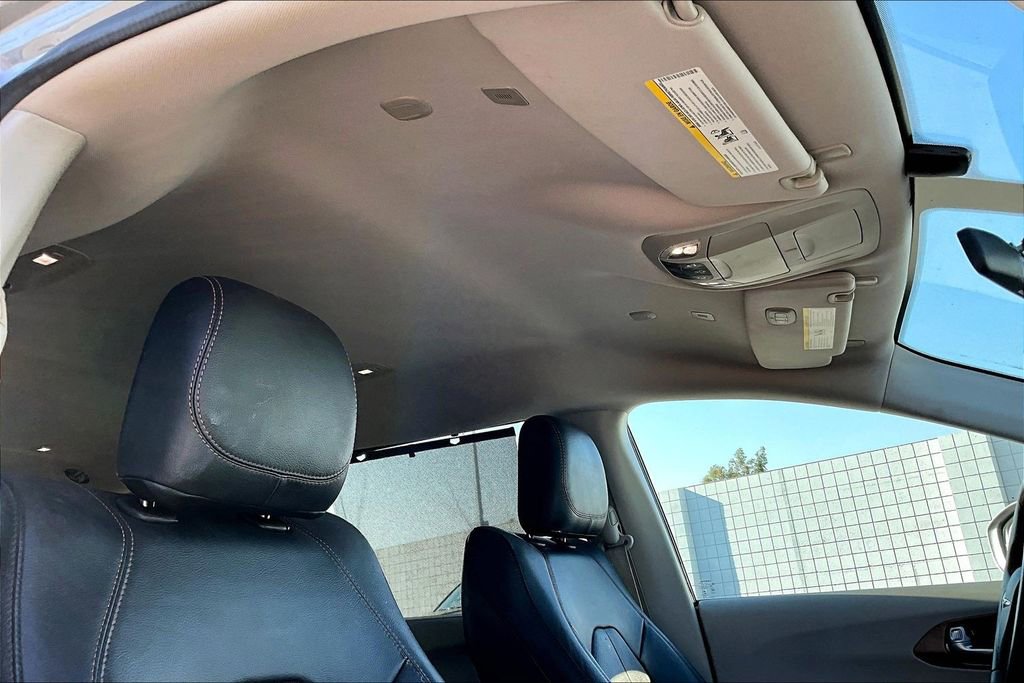 Used 2018 Chrysler Pacifica Touring-L image 14