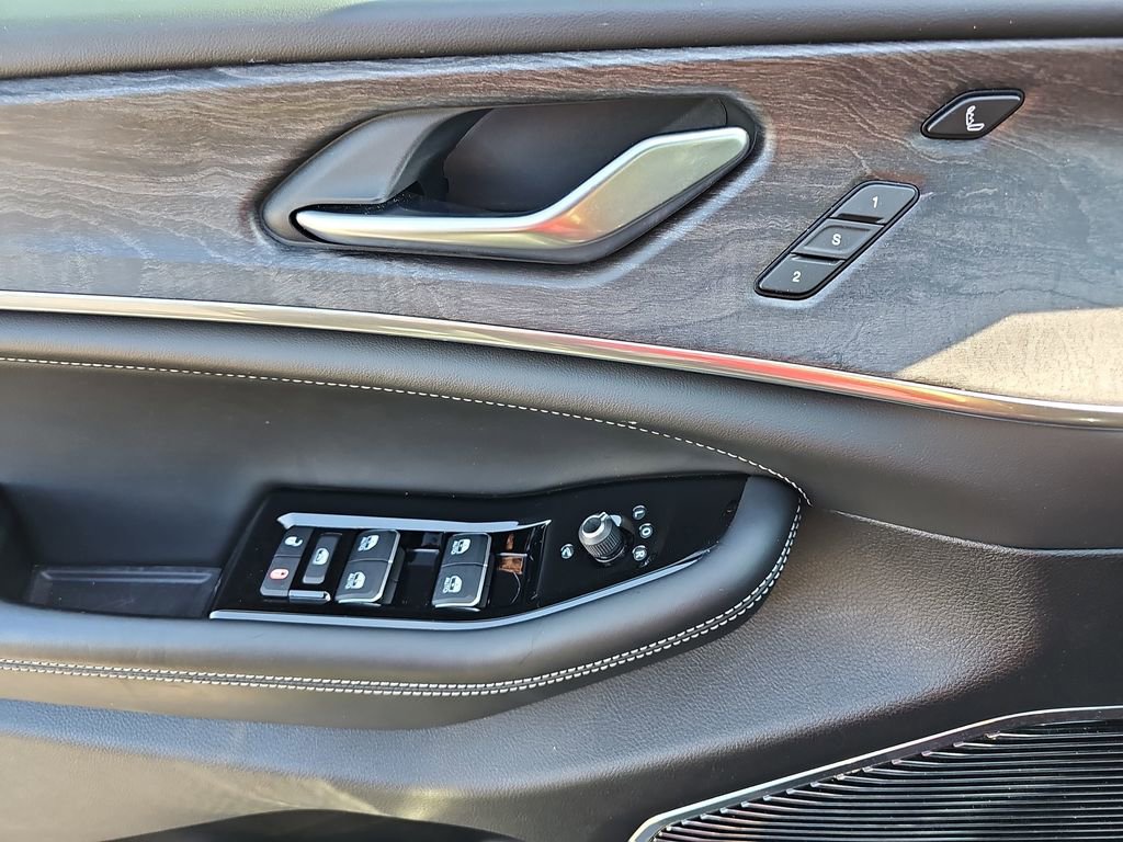 Used 2022 Jeep Grand Cherokee Overland w/ Luxury Tech Group IV image 32