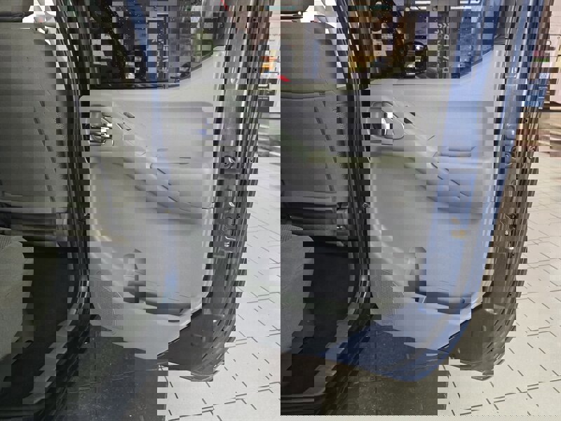 Used 2018 Nissan Frontier SV image 15