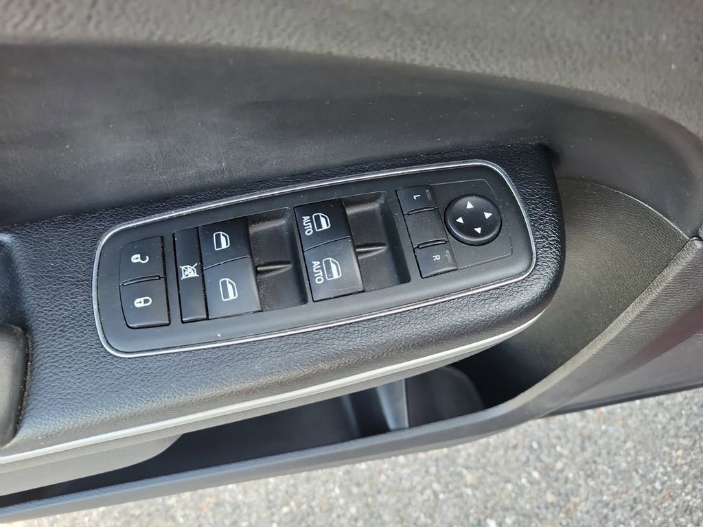 Used 2019 Chrysler 300 Limited image 21