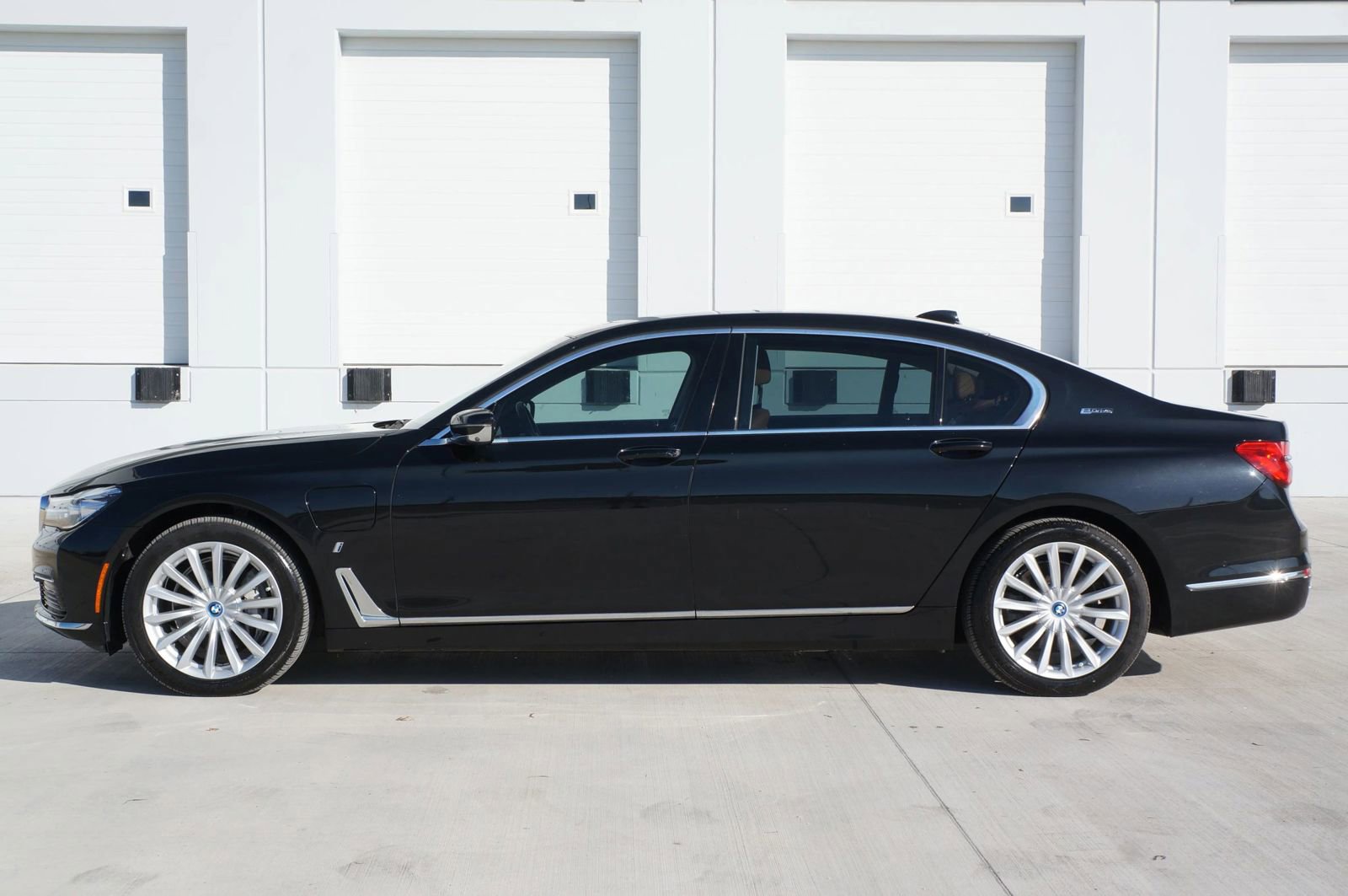 Used 2019 BMW 740e xDrive w/ Executive Package AWD/4WD image 8