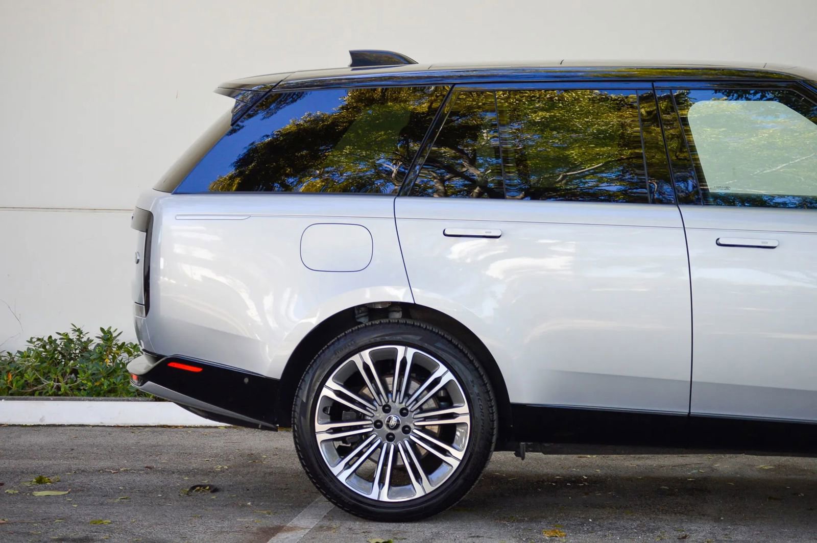 Used 2023 Land Rover Range Rover Autobiography AWD/4WD image 16