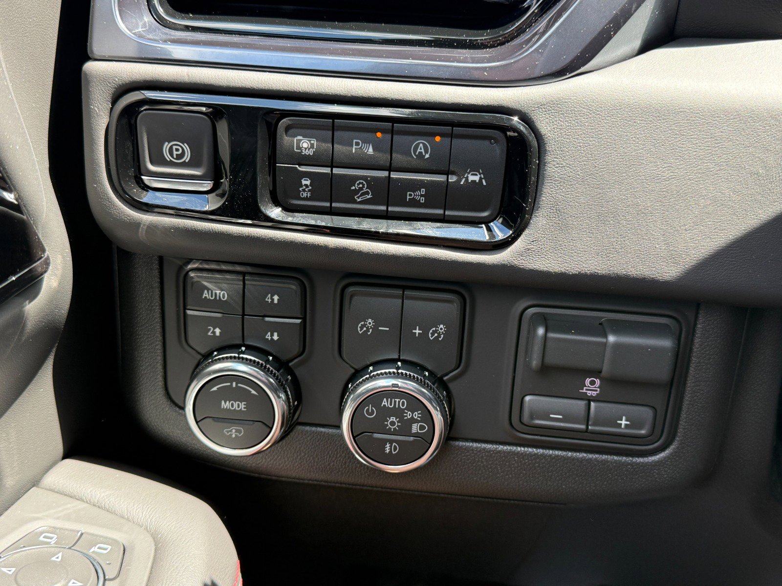 New 2026 GMC Yukon XL AT4 Ultimate w/ LPO, Floor Liner Package AWD/4WD image 34