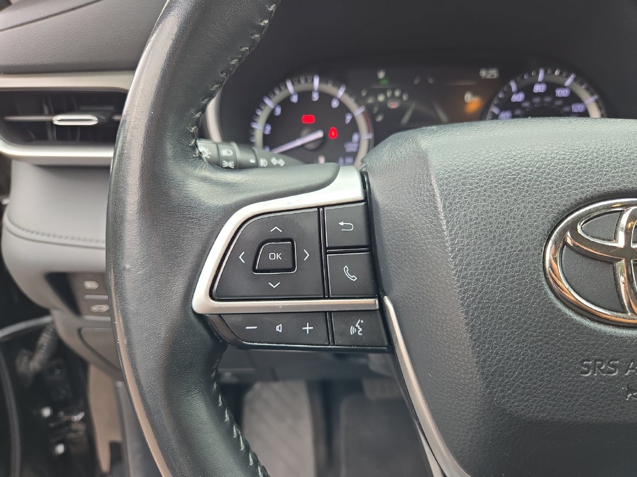 Used 2022 Toyota Highlander XLE AWD/4WD image 11