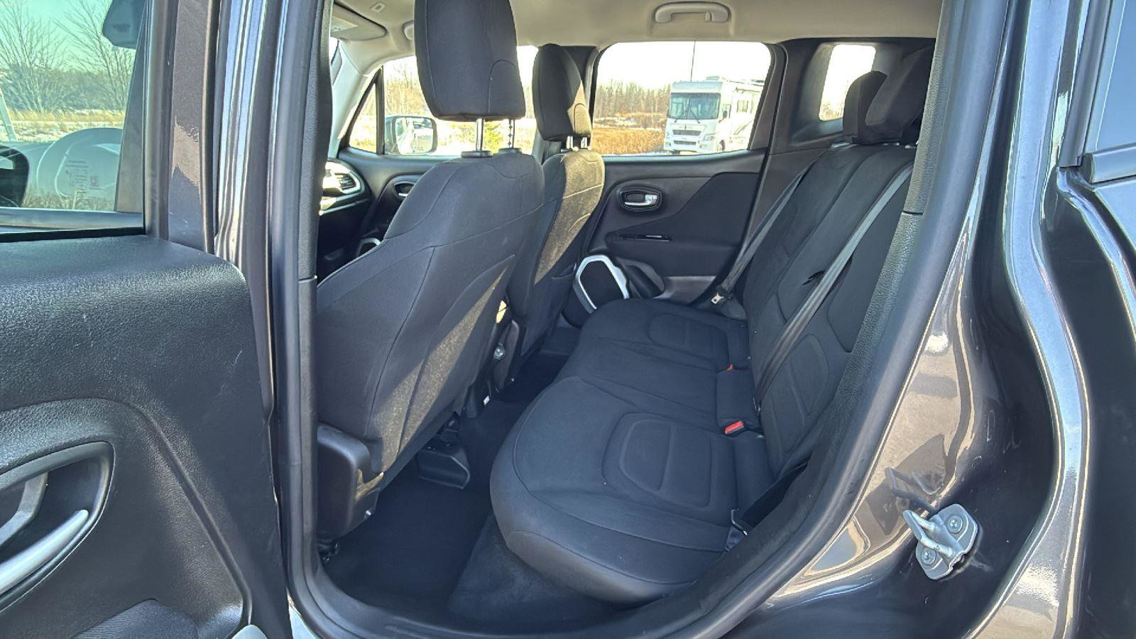 Used 2019 Jeep Renegade Latitude w/ Cold Weather Group image 23