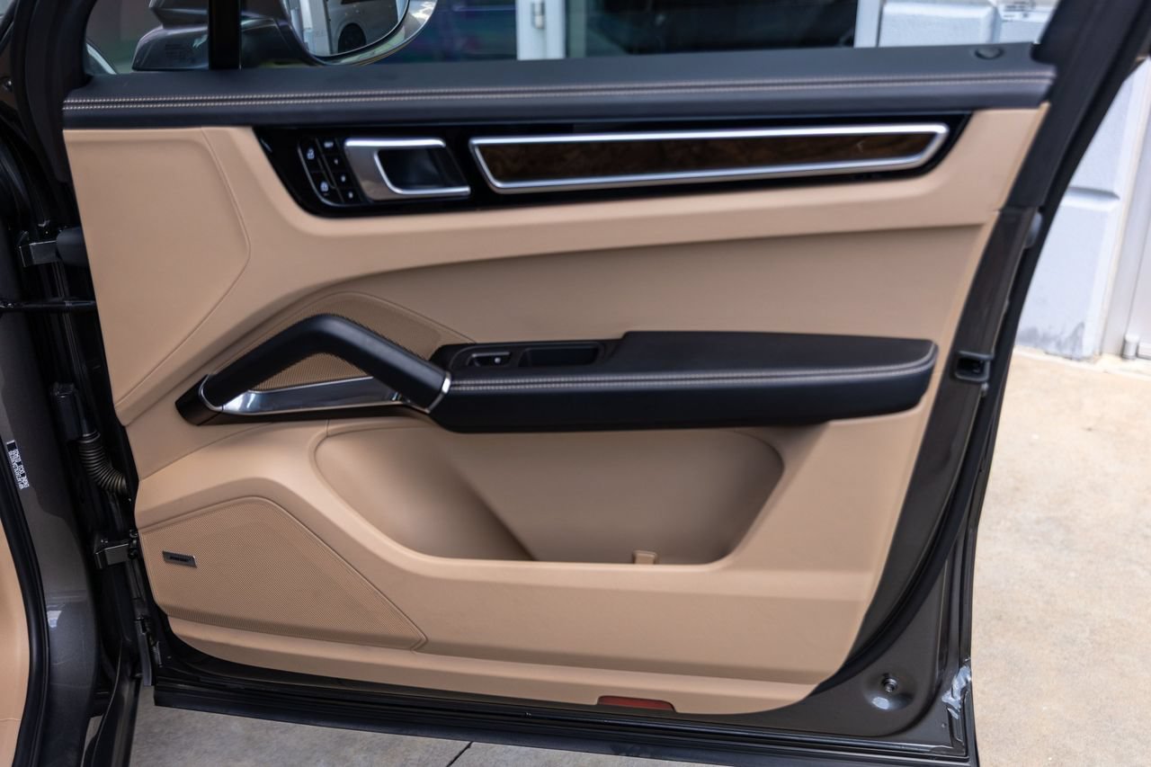 Used 2020 Porsche Cayenne Turbo AWD/4WD image 49
