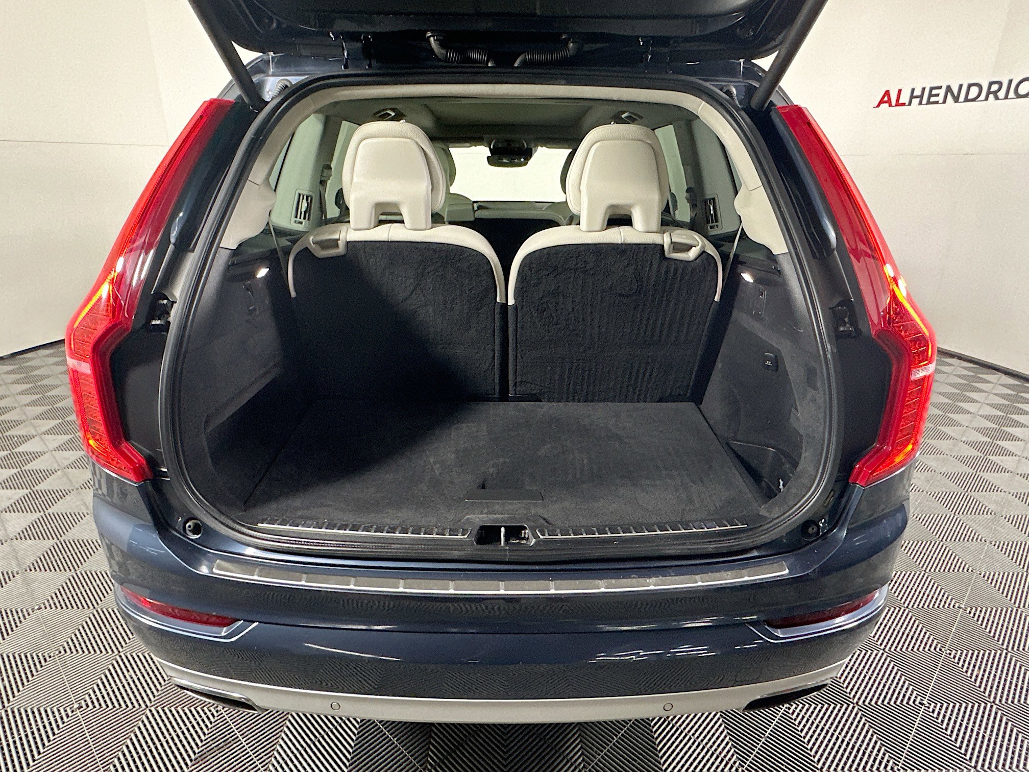 Used 2020 Volvo XC90 T5 Momentum w/ Protection Package Premier image 31