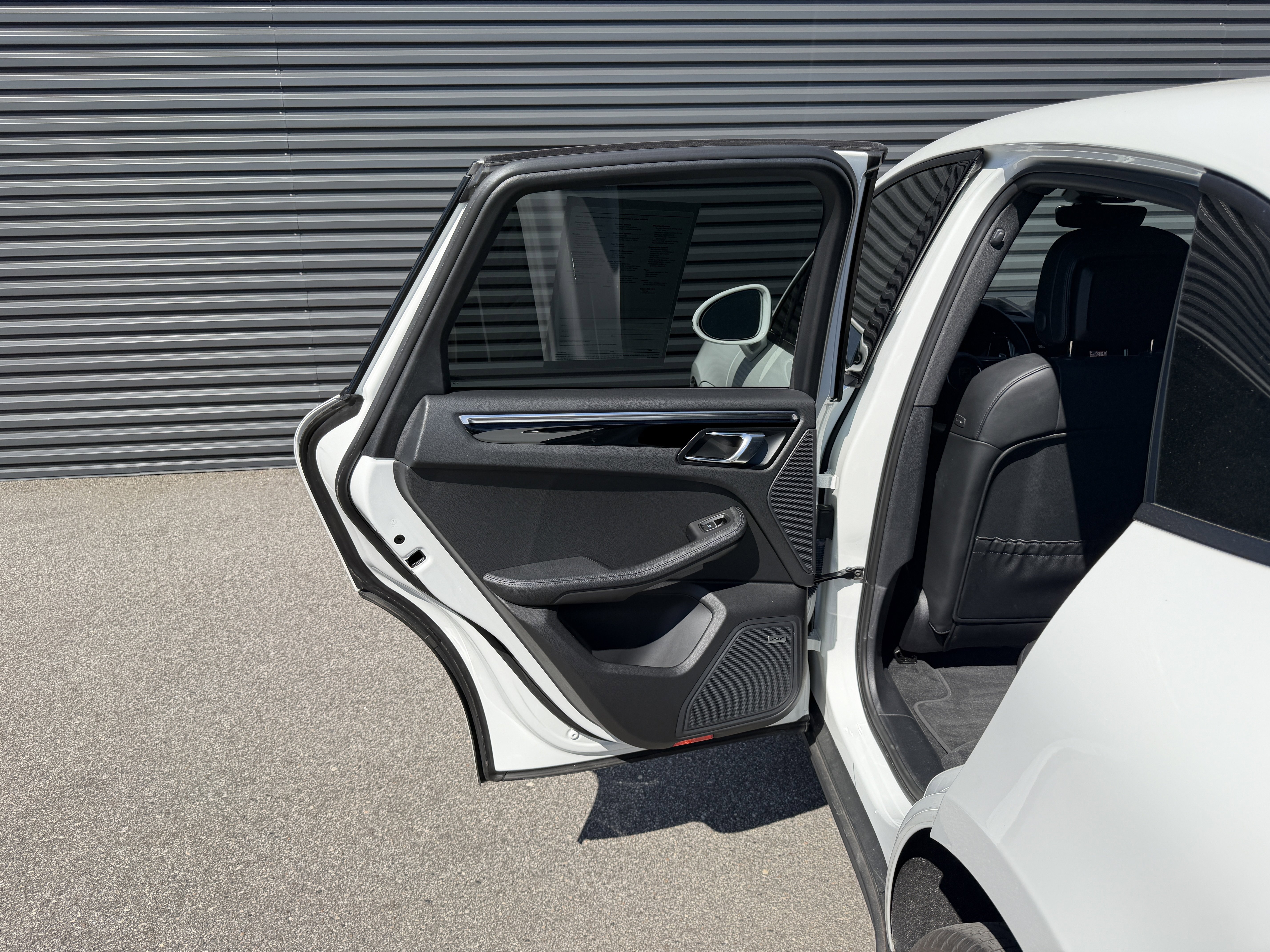 Certified 2022 Porsche Macan image 23