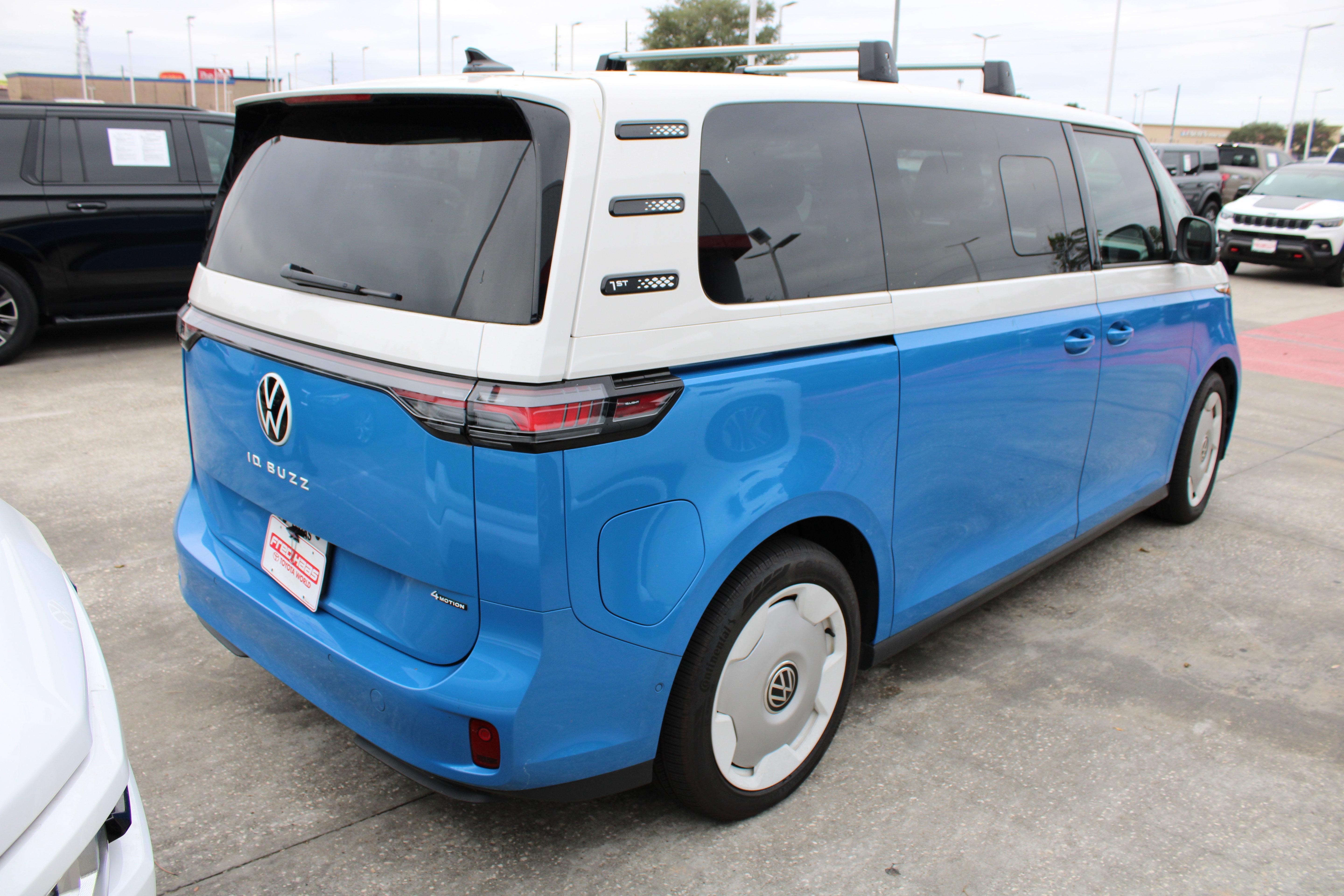 Used 2025 Volkswagen ID. Buzz 1st Edition AWD/4WD image 9