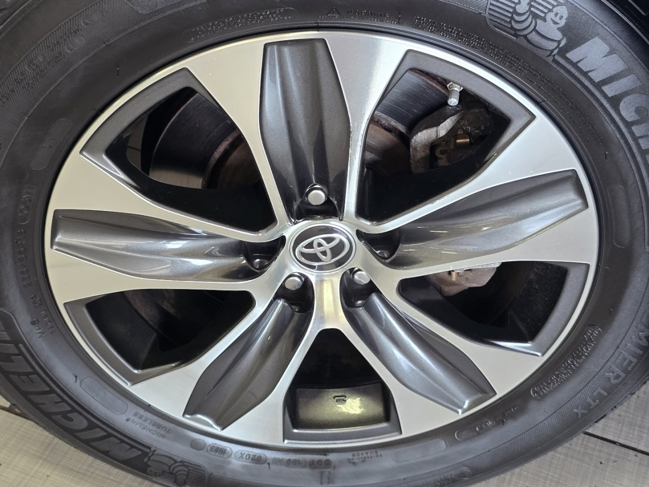 Used 2023 Toyota Highlander XLE AWD/4WD image 10