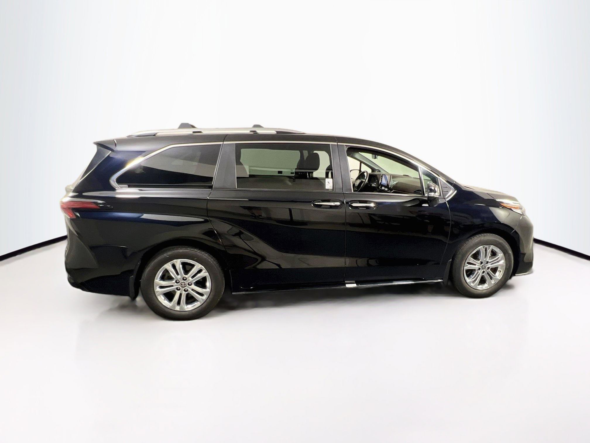 Used 2023 Toyota Sienna Platinum AWD/4WD image 4