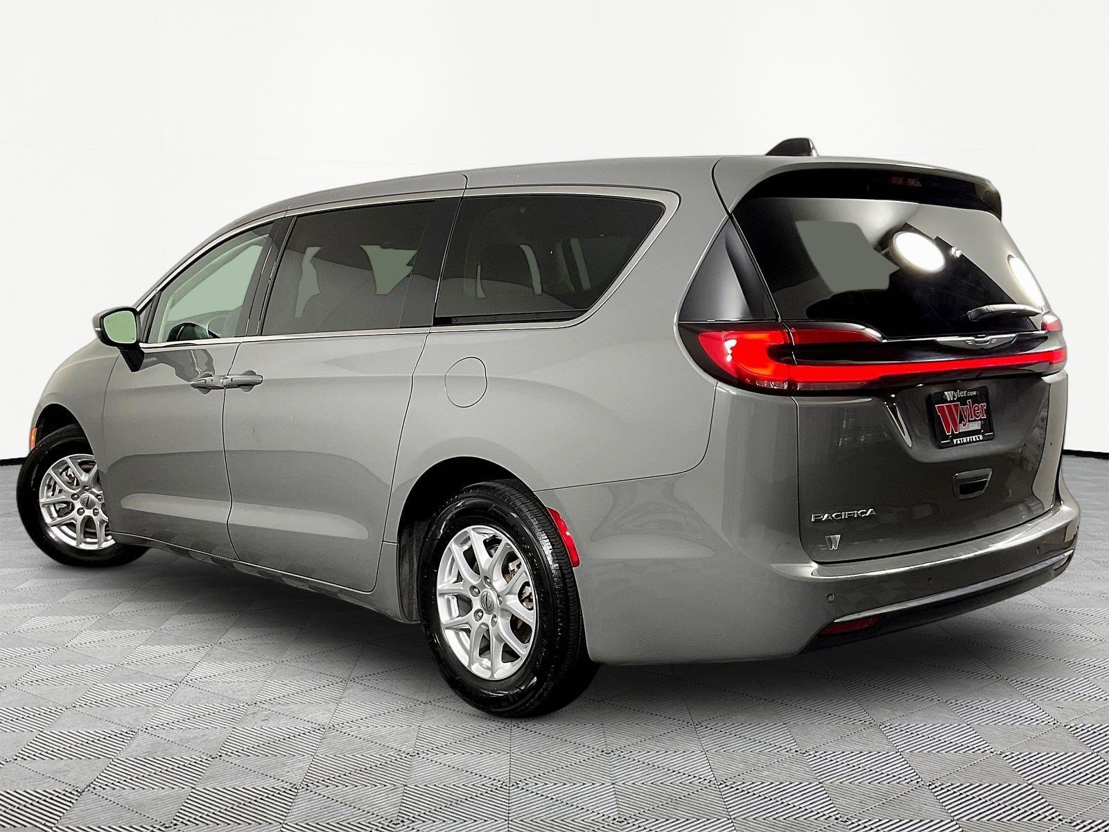 Used 2023 Chrysler Pacifica Touring-L FWD image 4