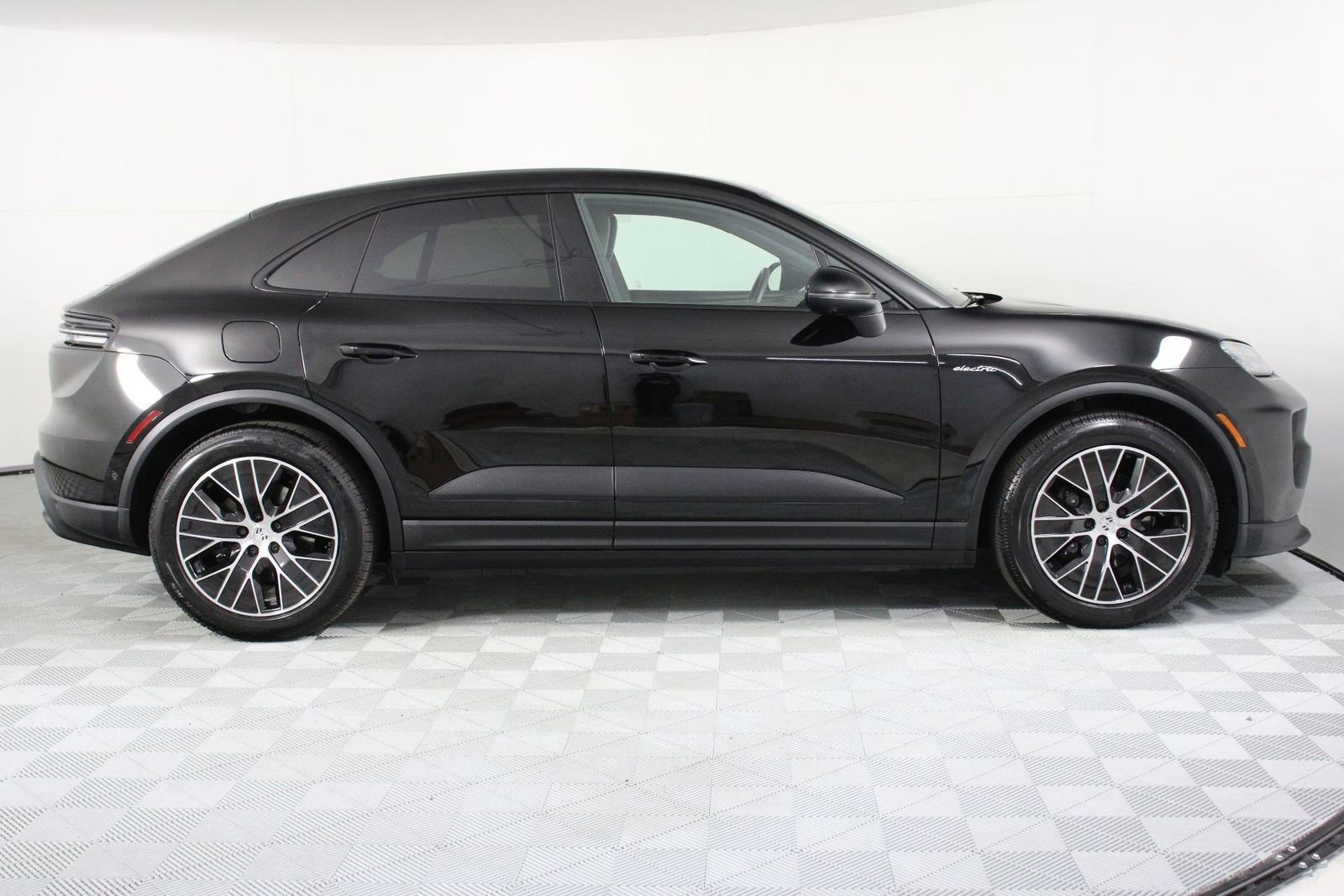 Certified 2025 Porsche Macan 4 Electric AWD/4WD image 8