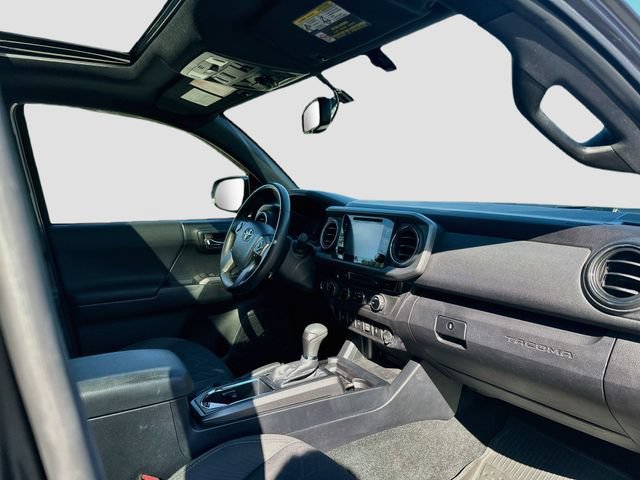 Used 2017 Toyota Tacoma TRD Off-Road w/ Premium & Technology Package AWD/4WD image 29