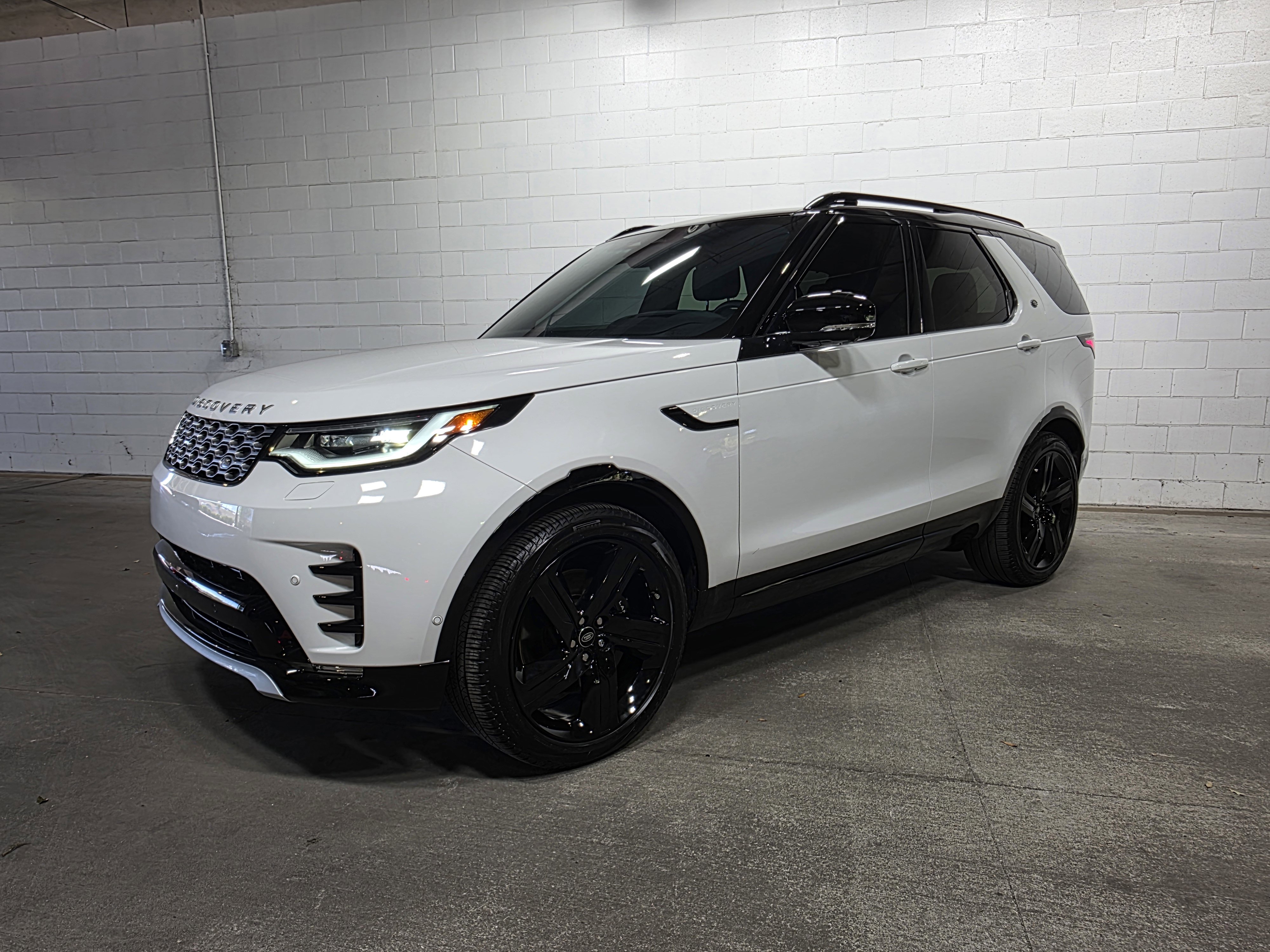 Used 2024 Land Rover Discovery Metropolitan Edition image 3