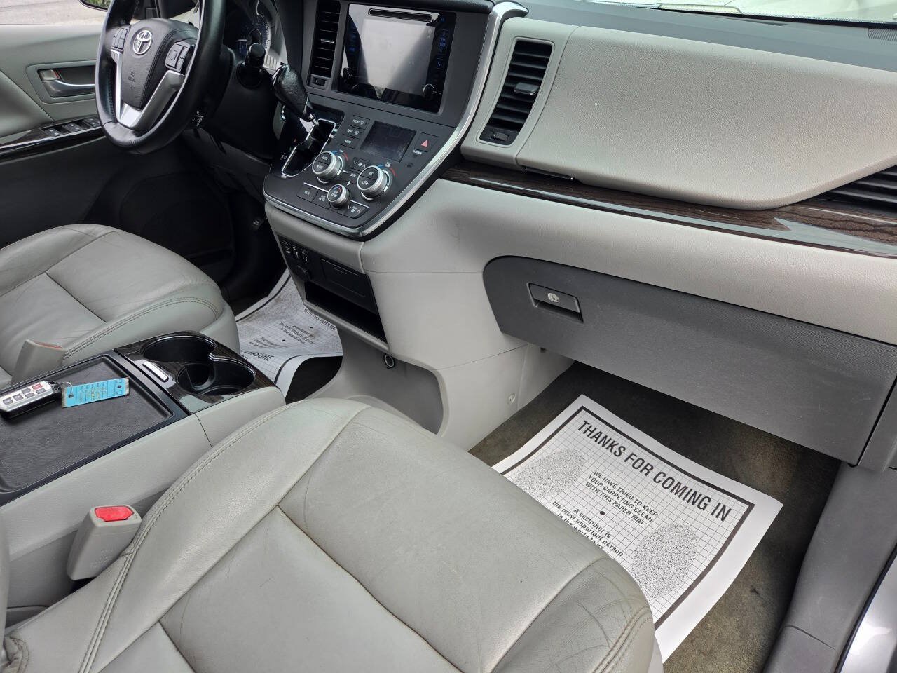 Used 2015 Toyota Sienna XLE FWD image 31