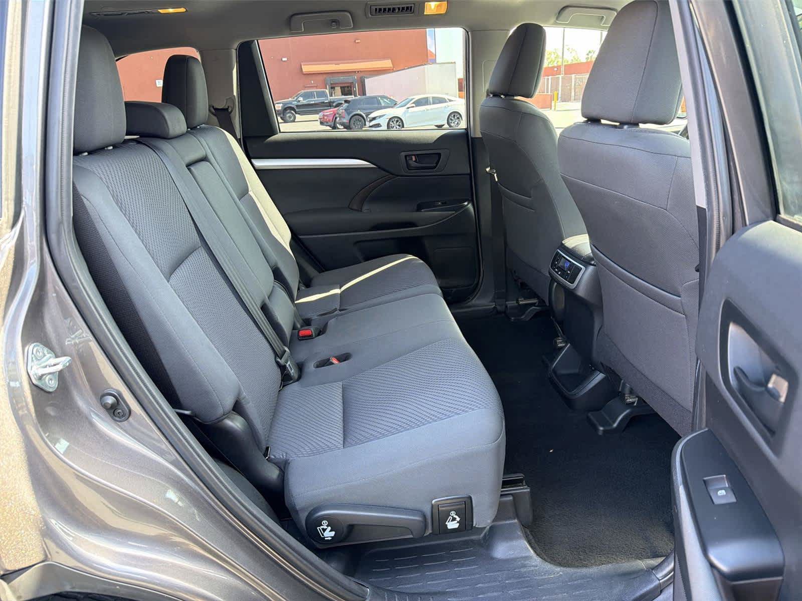 Used 2019 Toyota Highlander LE FWD image 14