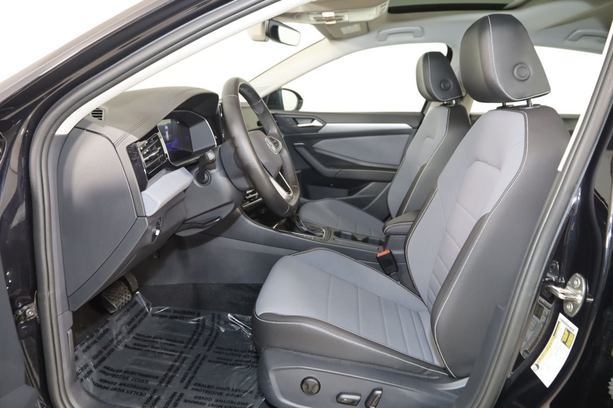 Used 2025 Volkswagen Jetta SE w/ Sunroof Package FWD image 13