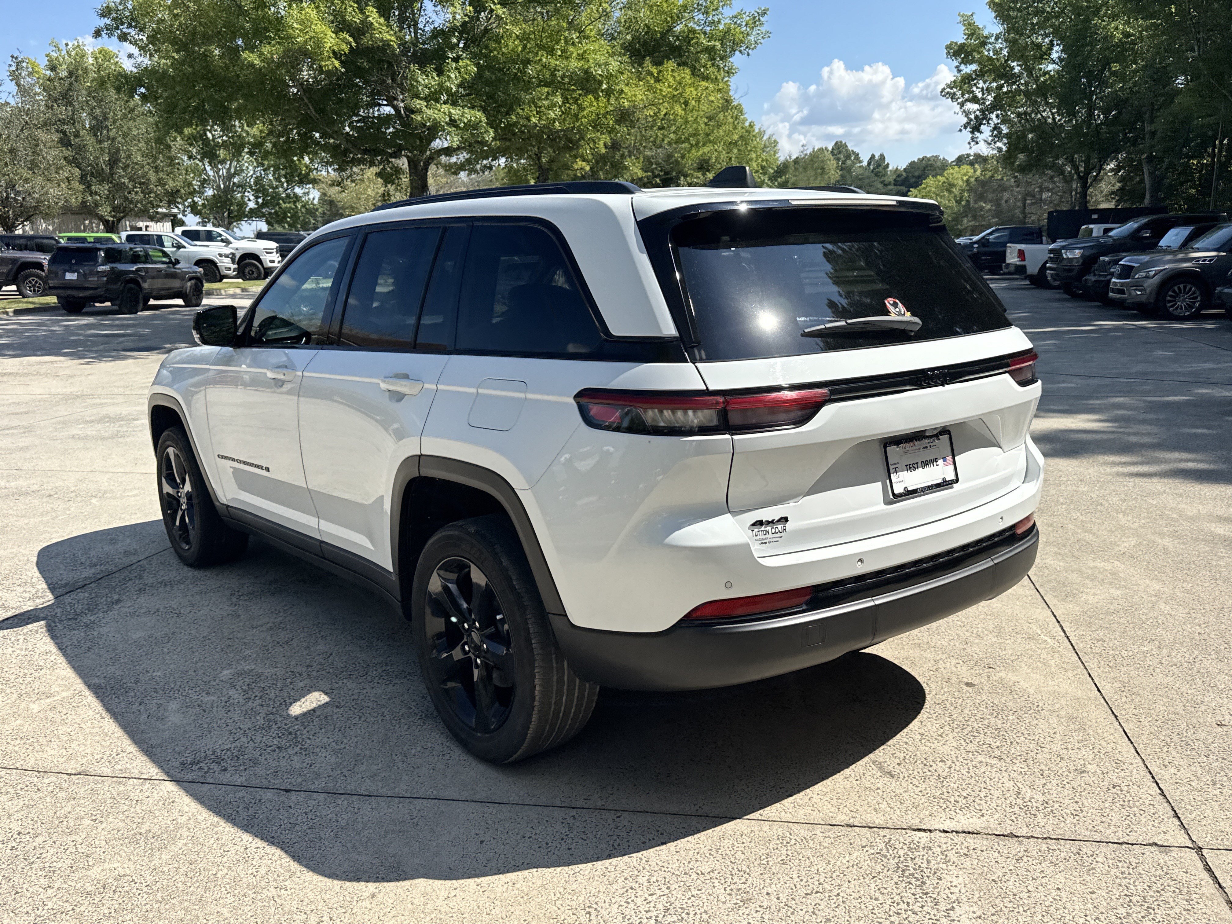 Used 2023 Jeep Grand Cherokee Altitude AWD/4WD image 5