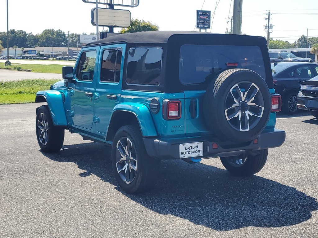 Used 2024 Jeep Wrangler Unlimited w/ Convenience Group AWD/4WD image 3