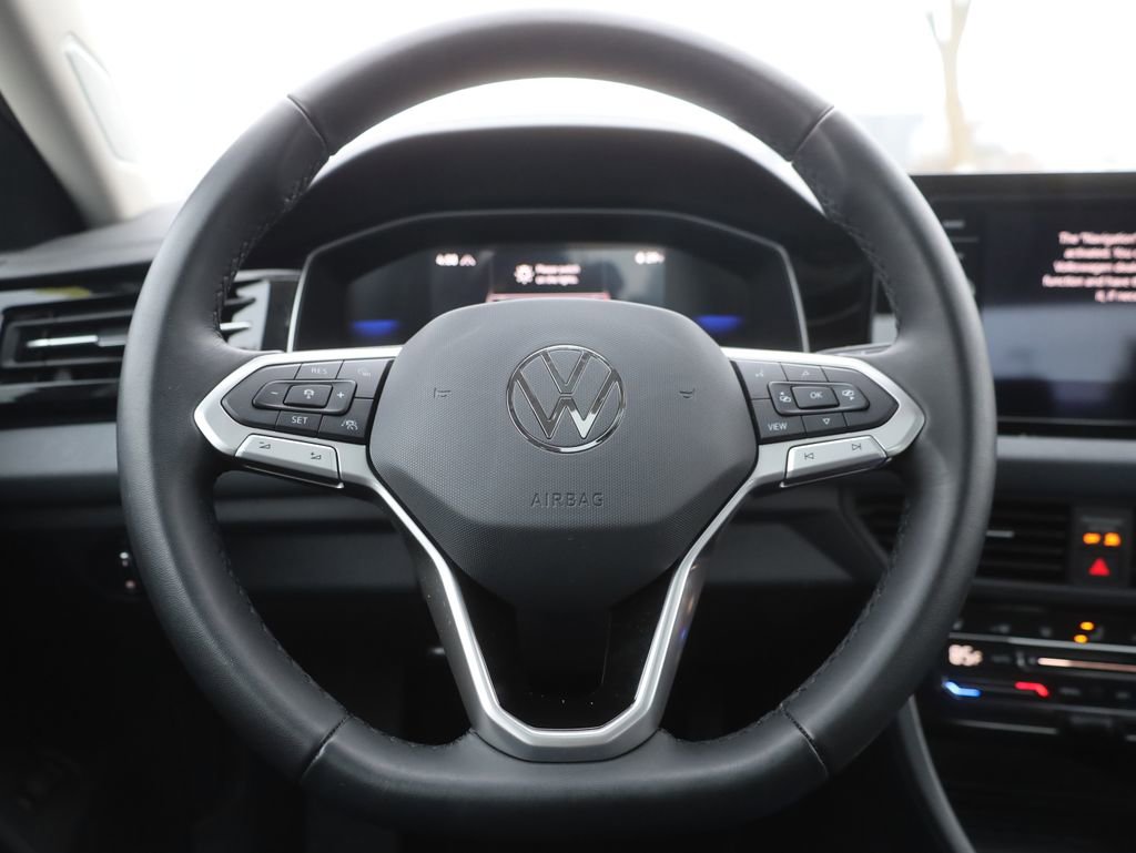 Used 2025 Volkswagen Jetta SE w/ Sunroof Package image 37