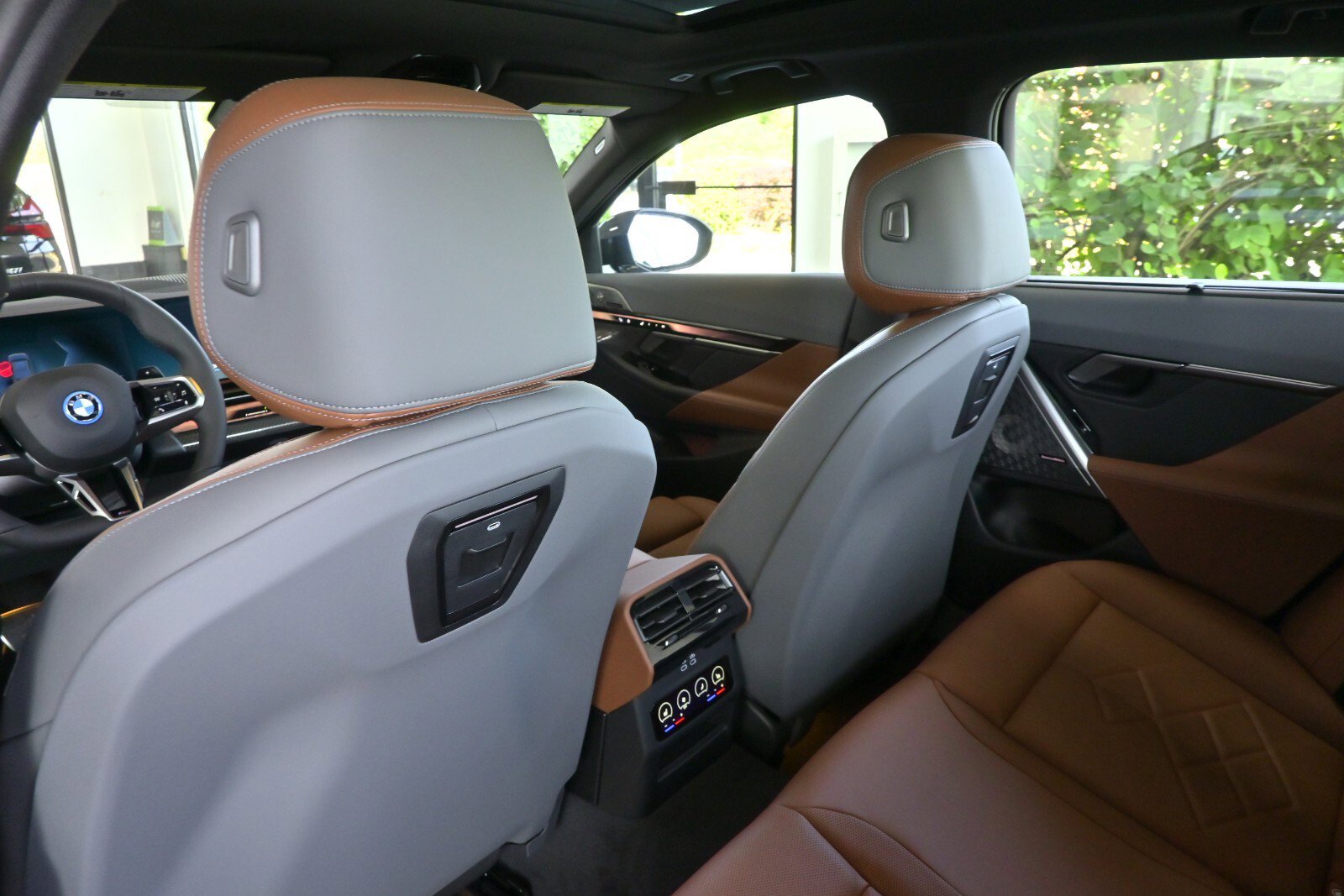 New 2026 BMW 550e xDrive w/ Executive Package image 13