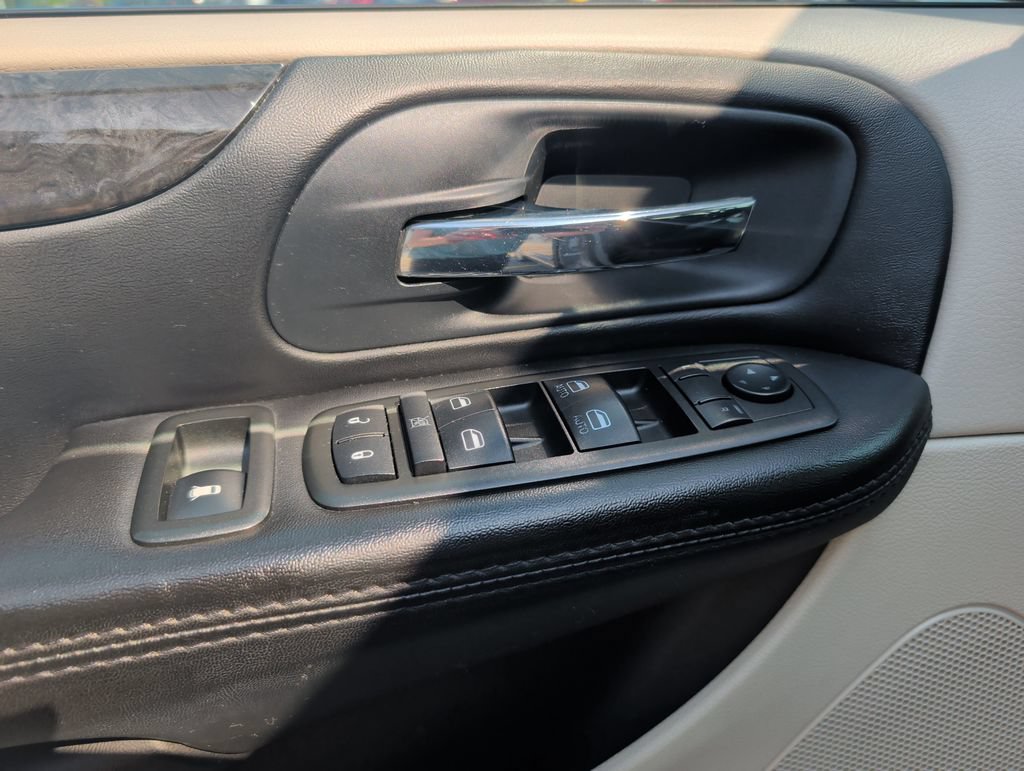 Used 2014 Dodge Grand Caravan SXT FWD image 9