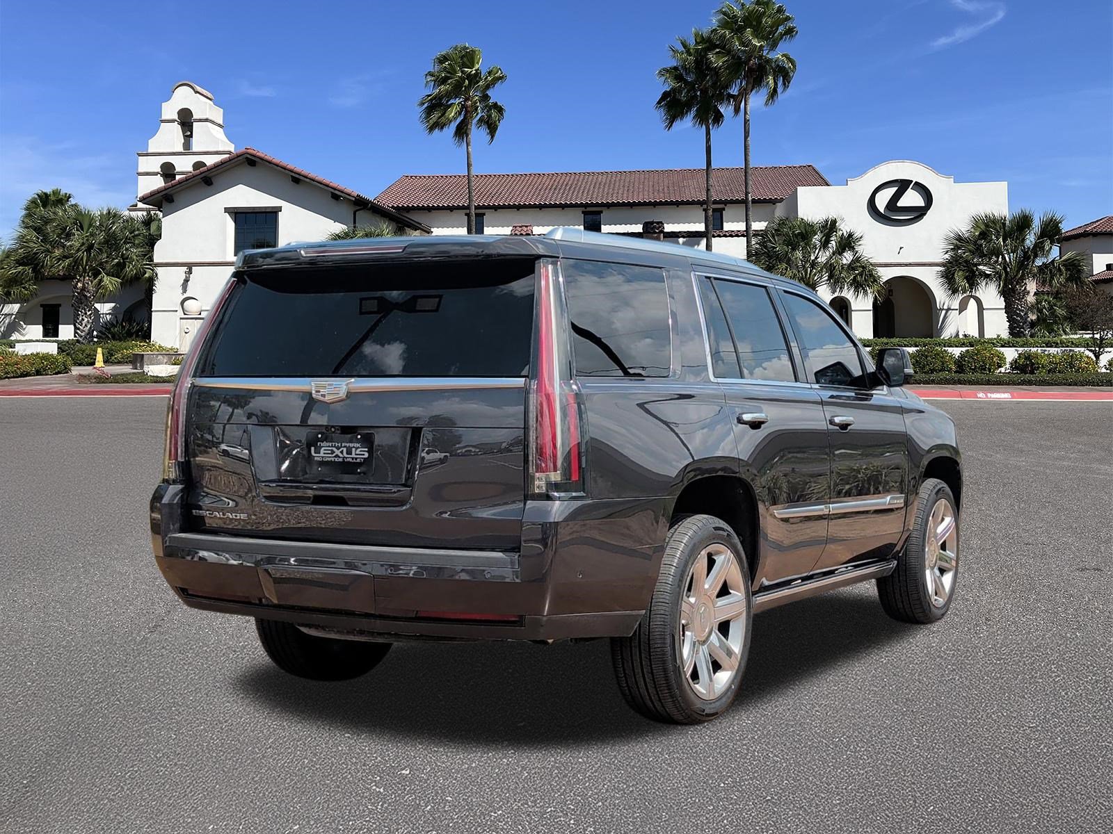 Used 2017 Cadillac Escalade Premium Luxury RWD image 2