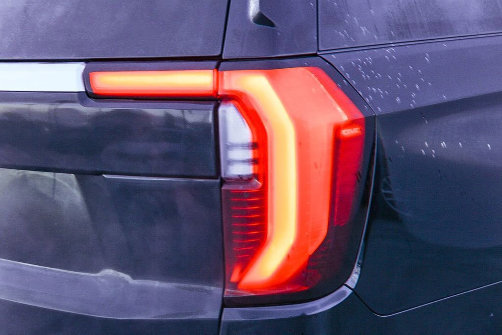 Used 2025 GMC Yukon XL Denali image 10