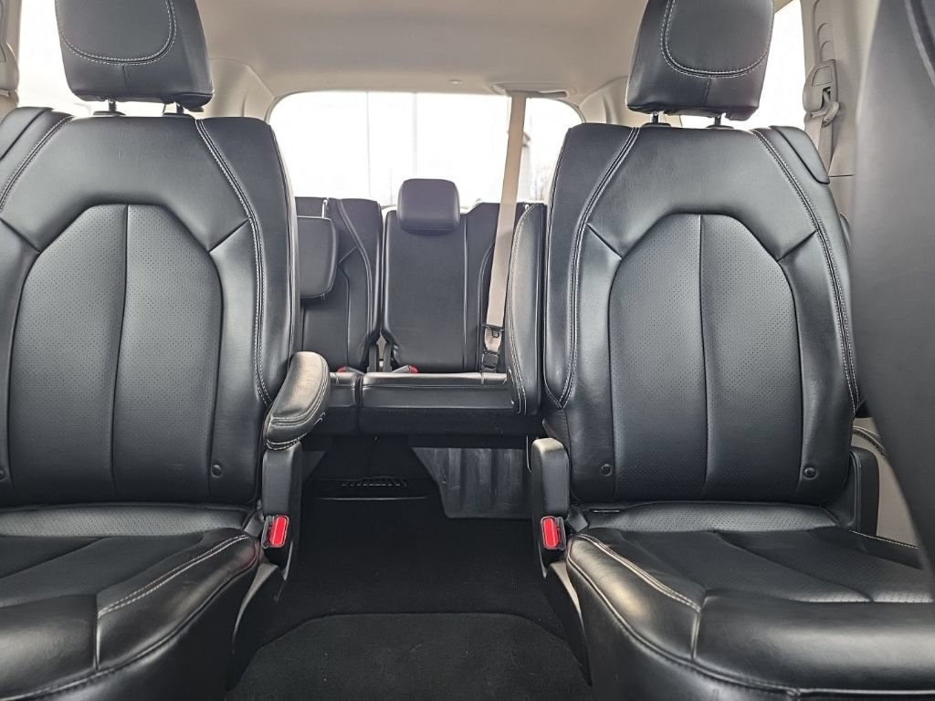 Used 2024 Chrysler Pacifica Touring-L FWD image 19