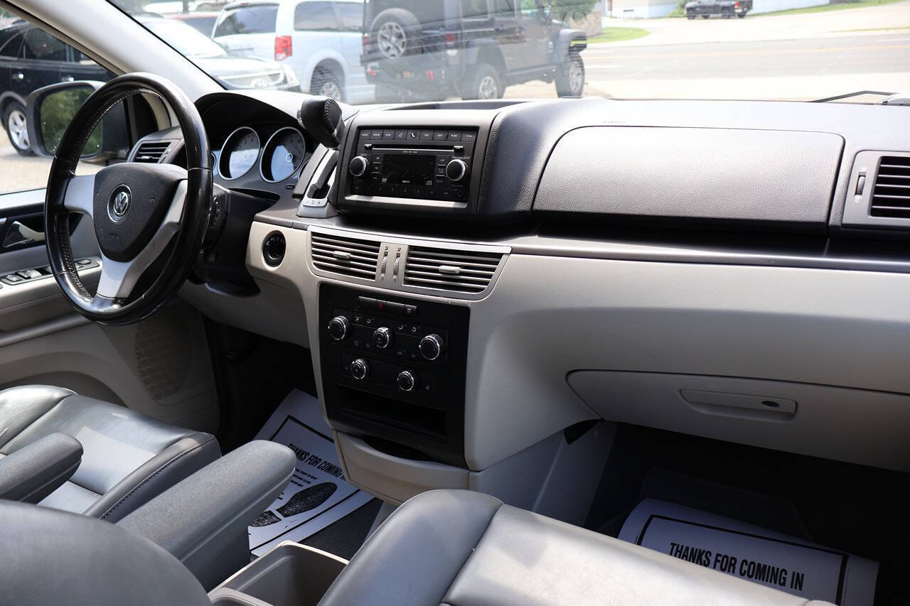 Used 2010 Volkswagen Routan SE FWD image 26