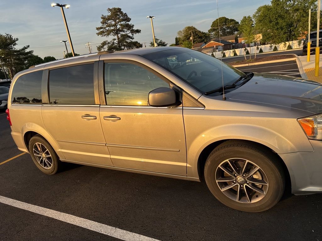 Used 2017 Dodge Grand Caravan SXT image 2