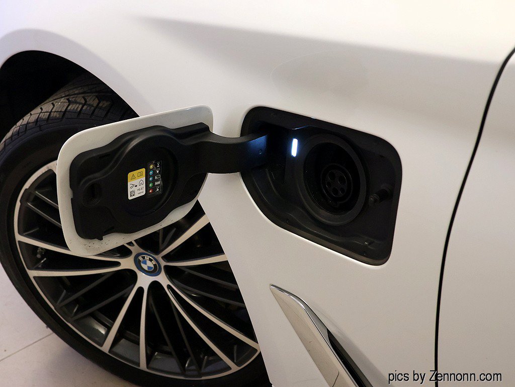 Certified 2023 BMW 530e xDrive w/ Convenience Package AWD/4WD image 10