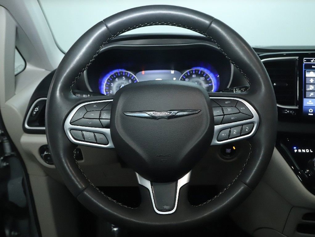 Used 2023 Chrysler Pacifica Touring-L FWD image 19