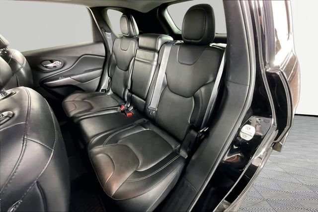 Used 2019 Jeep Cherokee Overland w/ Technology Group AWD/4WD image 21